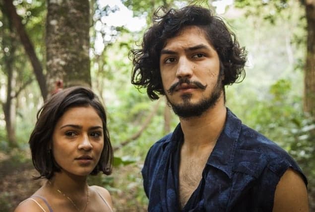 "Fico impressionada", diz Giullia Buscacio sobre torcida por casal em "Velho Chico"