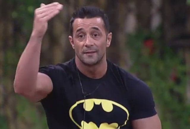Fora da TV, Marcos Oliver trabalha como manequim de loja para sobreviver