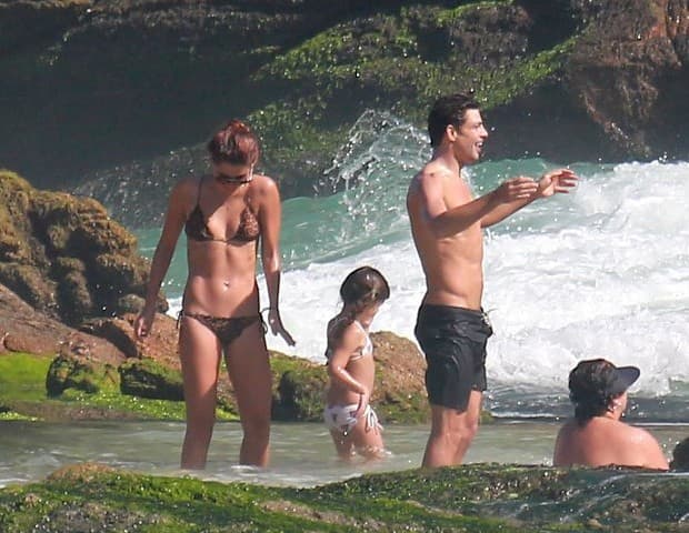 Com a nova namorada e a filha, Cauã Reymond curte praia; veja fotos!