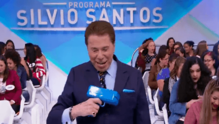 Silvio Santos inova e lança o "revólver da fortuna" em seu programa