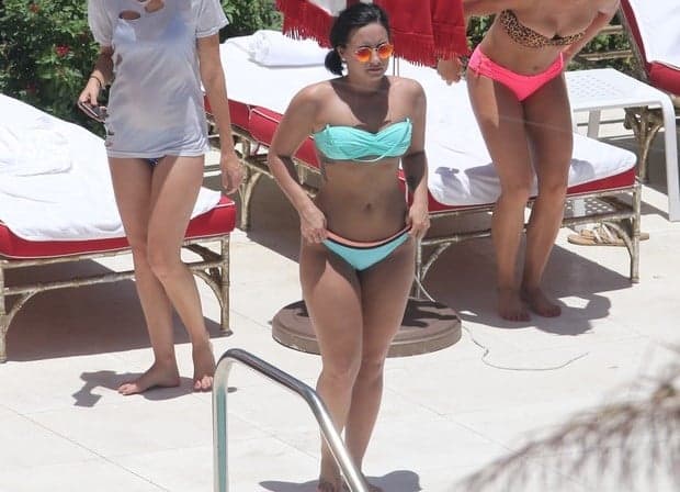 Demi Lovato exibe parte íntima ao ajeitar biquíni