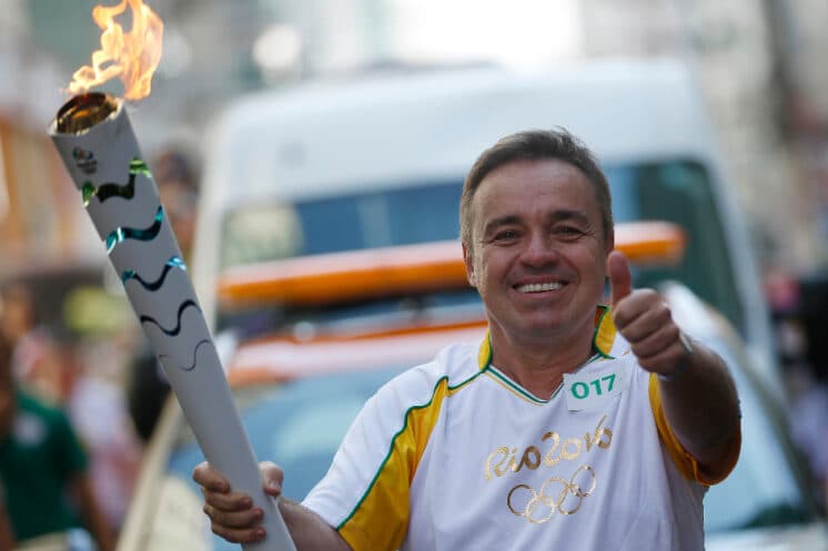 Apresentador da Record, Gugu Liberato conduz tocha olímpica