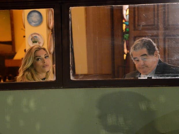 De vestido curto, Grazi Massafera grava cenas da próxima novela das nove "A Lei do Amor"; veja