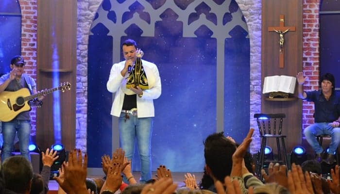 Com "padre sertanejo", Rede Vida vence Band e RedeTV! no horário nobre