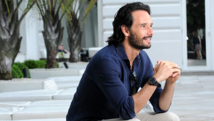Apesar de carreira internacional, Rodrigo Santoro diz ter dificuldade no inglês