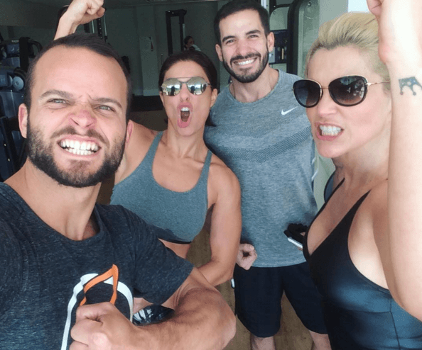 Juliana Paes e Flávia Alessandra treinam juntas e exibem "muque"