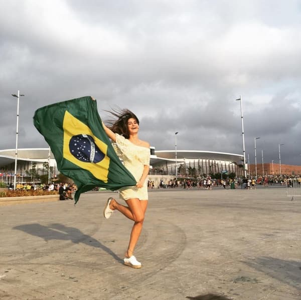 Thaila Ayala celebra vitória do basquete brasileiro e faz clique no parque olímpico