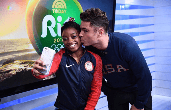 Zac Efron desembarca no Brasil para conhecer ginasta Simone Biles