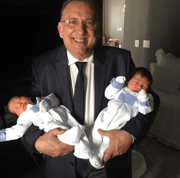 Galvão Bueno conhece netos recém-nascidos após se dedicar as Olimpíadas