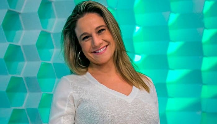 Fernanda Gentil vai a espetáculo com namorada; veja