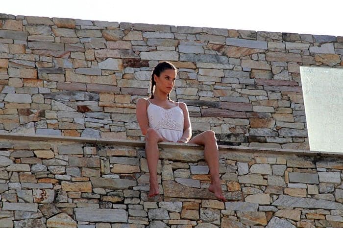 Sem querer, Alessandra Ambrósio mostra demais em sacada de hotel
