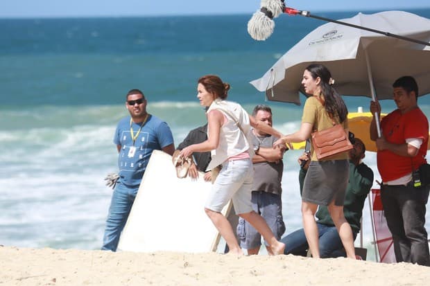 Adriana Esteves é flagrada gravando cenas da minissérie "Justiça" no Rio