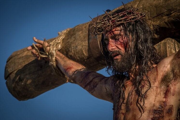 Jesus em "Ben-Hur", Rodrigo Santoro é crucificado em temperatura congelante