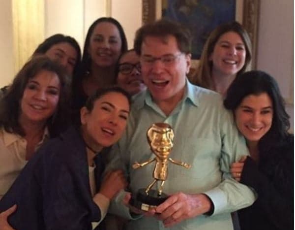 Filhas de Silvio Santos o presenteiam com troféu de ouro de "melhor pai"