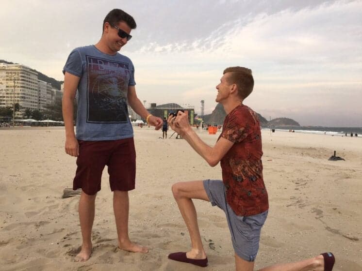 Atleta gay pede namorado em casamento em praia de Copacabana