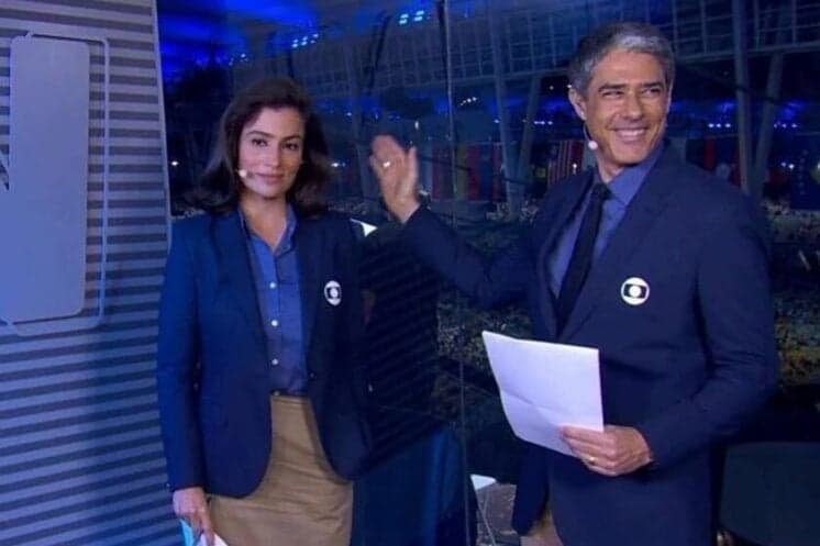 Bonner paga mico ao tentar esconder reflexo no "JN"