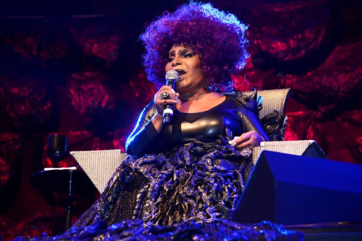 "A carne mais barata do mercado é a carne negra?", diz Elza Soares após ouro de Rafaela Silva