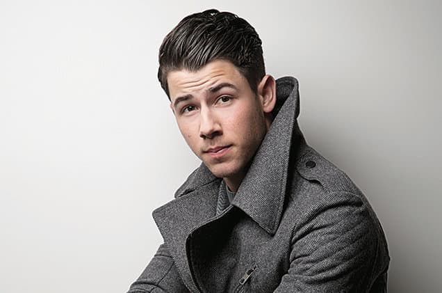 Nick Jonas cruza lago gelado de cueca; veja
