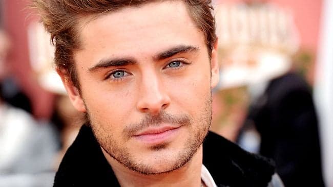 Tá rolando? Zac Efron surge no quarto de Anitta em foto de Giulia Costa