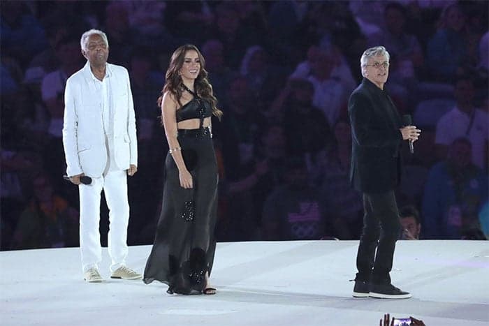 Anitta se derrete após cantar nas Olimpíadas: "A maior honra"