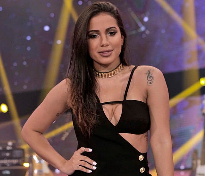 Anitta corta o cabelo e radicaliza o visual; confira