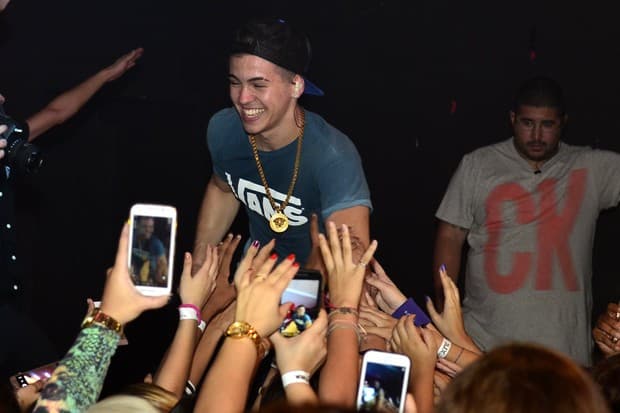Biel aparece com novo visual e surge todo careca; confira!