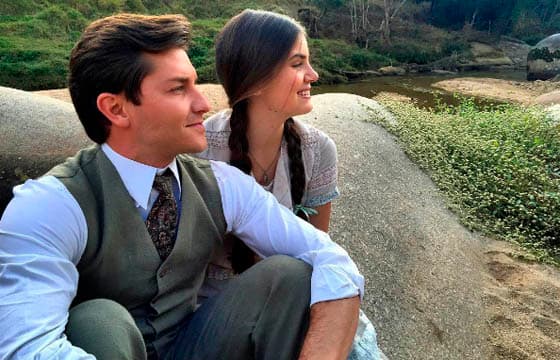 Camila Queiroz e Klebber Toledo vivem romance e evitam flagra em saída do cinema