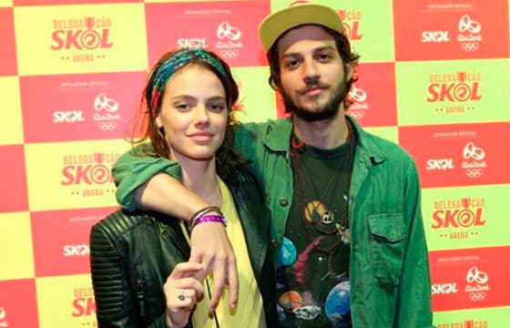 Após rumores de briga, Chay Suede surge abraçadinho com Laura Neiva: "Meu amor"