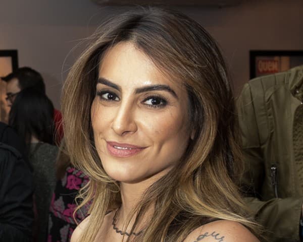 Cléo Pires posta foto lambendo boca de cachorro e é detonada na web