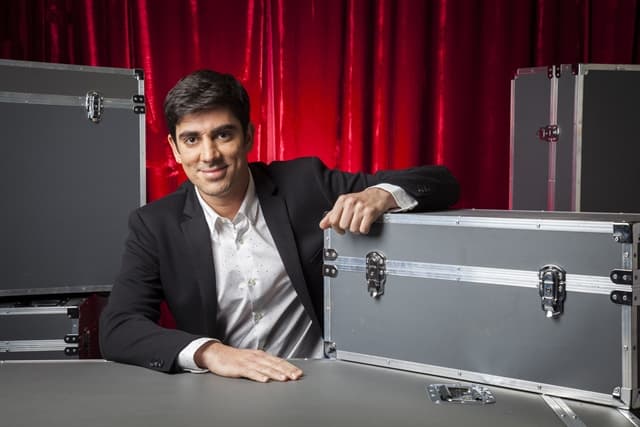 Marcelo Adnet manda recado para Porchat em dia de estreia na Record