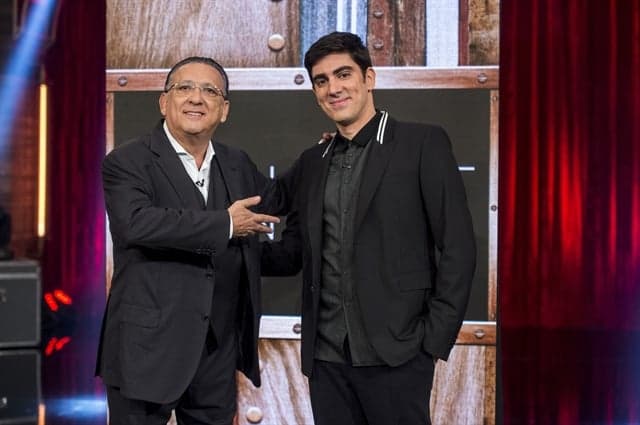 Adnet dança tango e pisa em uvas com Galvão Bueno na estreia do "Adnight"