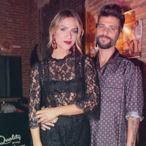 Mulher de Bruno Gagliasso vira sombra dele em festa de "Sol Nascente"