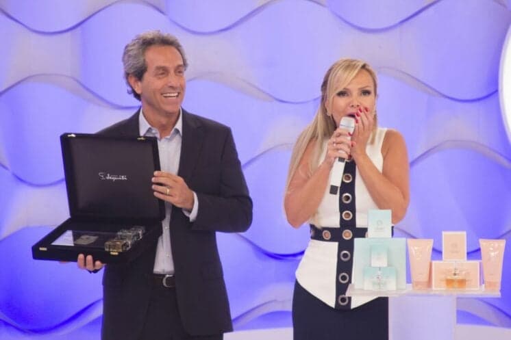 Em data especial, Eliana dispara na audiência, vence Rodrigo Faro e recebe homenagem