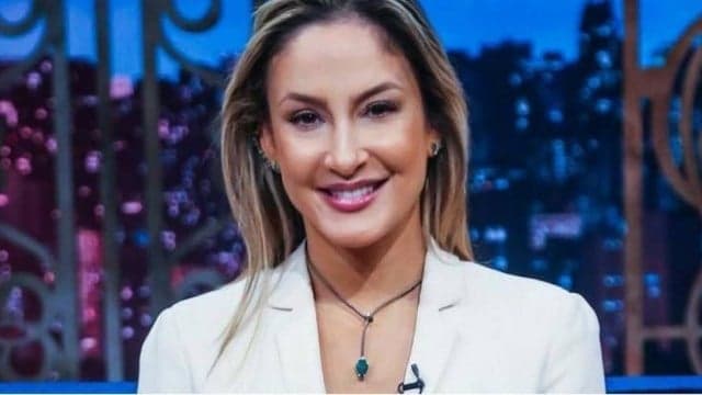 Amada? Claudia Leitte toca o terror, bate em quartos de hotel e é flagrada correndo: "Vai ser expulsa"