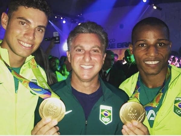 Luciano Huck gruda em medalhistas olímpicos no Rio de Janeiro
