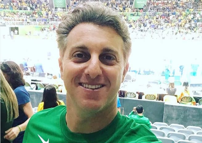 Luciano Huck publica selfie em trem no Rio de Janeiro e ganha elogios