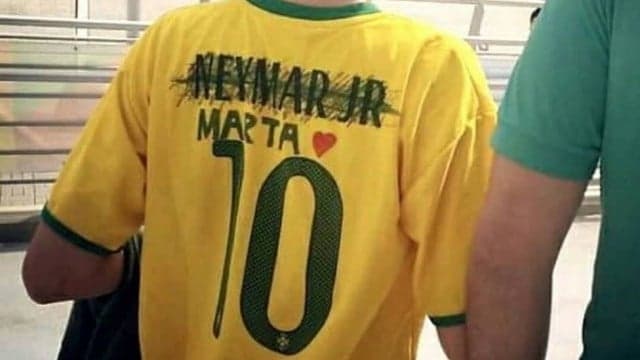 Menino revela por que trocou nome de Neymar por Marta em camisa, e dispara: "não tem raça"