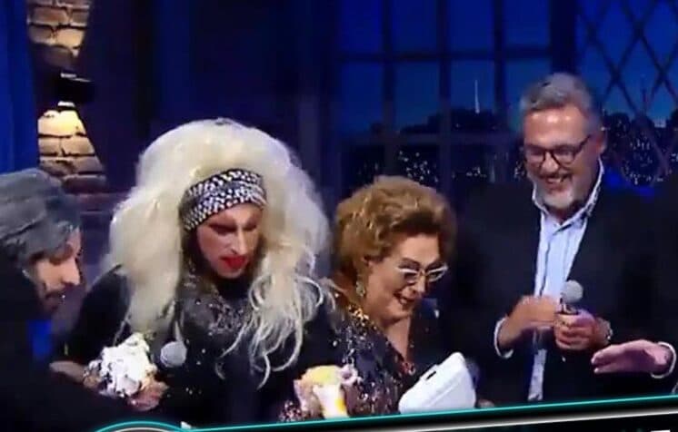 Artistas avançam e destroem bolo de aniversário do SBT, assista!