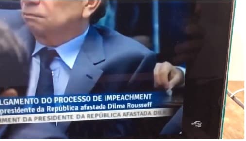 Flagra de substância branca com senador durante defesa de Dilma repercute na internet