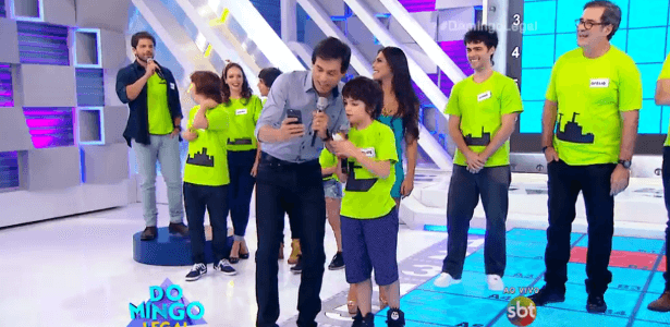 Celso Portiolli se empolga e interrompe "Domingo Legal" para caçar Pokémon