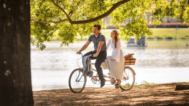 "A Lei do Amor": Thiago Martins e Isabelle Drummond gravam no Parque do Ibirapuera