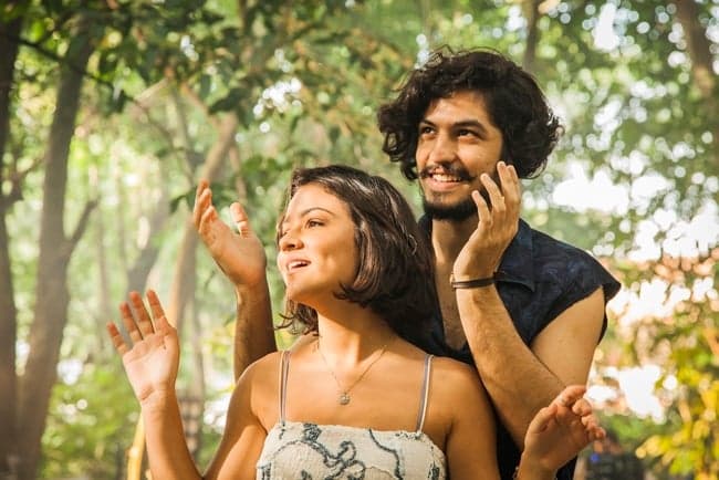 Gabriel Leone comemora sintonia com Giullia Buscacio em "Velho Chico"