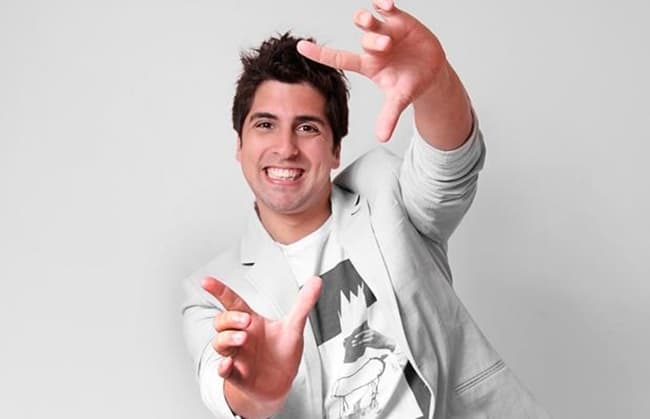Humorista Gabriel Louchard estreia nas novelas em "Rock Story"