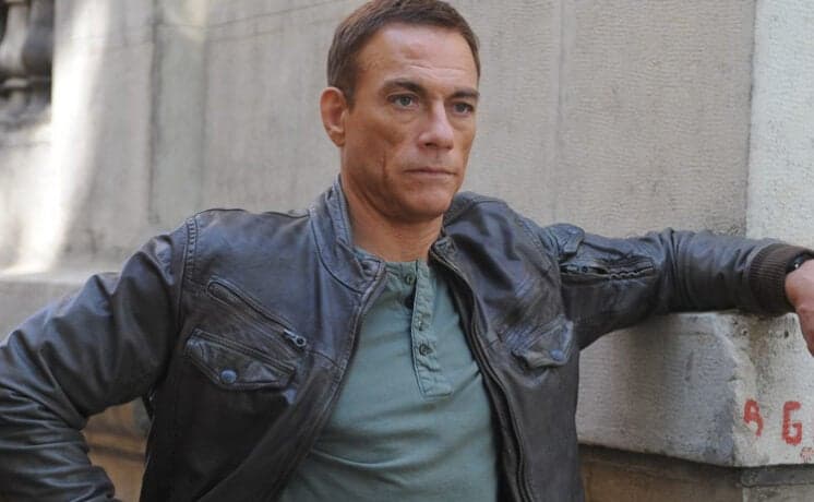 Van Damme se irrita com pergunta e abandona programa durante entrevista; veja