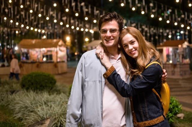 Hugo Bonemer e Sophia Abrahão vivem casal na primeira fase de "A Lei do Amor"