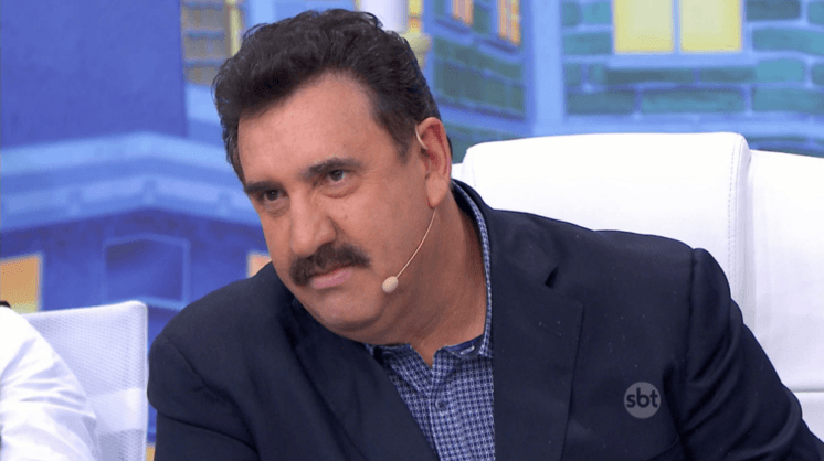 Ratinho leva patada, se irrita com o "Sombra" e atira objeto no rapaz