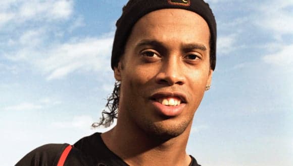 Ronaldinho Gaúcho sofre processo milionário e é flagrado em festa após notícia