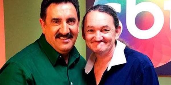 Ratinho puxa roupão e deixa Marquito pelado em seu programa; veja!