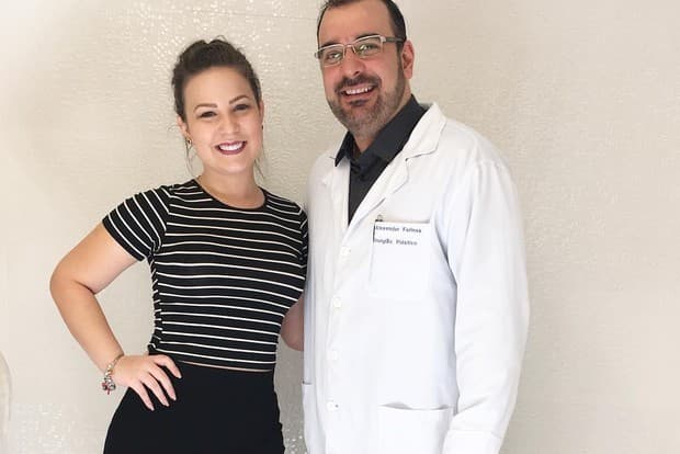 Após perder peso, ex-BBB Cacau posa para fotos exibindo a barriga