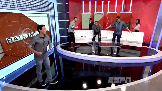 Jornalistas surpreendem e dançam ao vivo no estúdio de telejornal; assista!